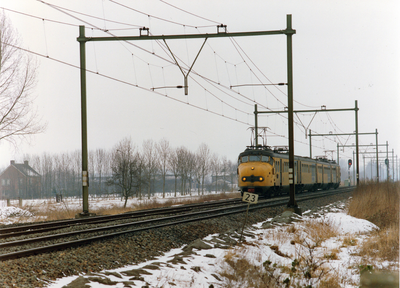 351196 Afbeelding van een electrisch treinstel mat. 1954 (plan F) van de N.S. nabij Geldermalsen, tijdens winterse ...